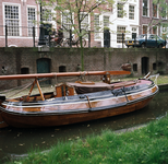 849167 Afbeelding van een zeilboot in de Nieuwegracht te Utrecht, ter hoogte van Nieuwegracht 159.